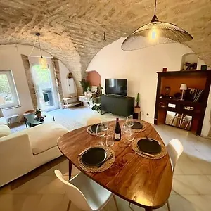 https://charmante-maison-de-village-au-pied-du-lberon.fr-provencehotel.com